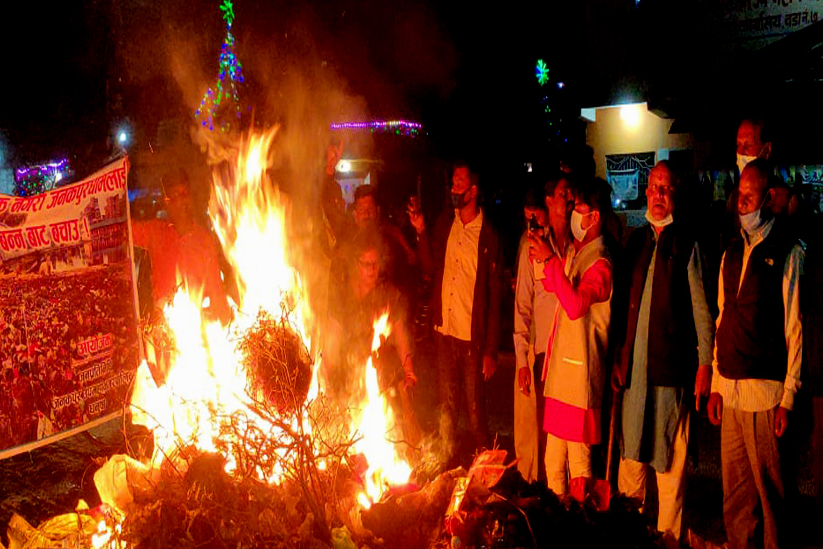 फोहोर नउठाएपछी जनप्रतिनिधिहरुद्धारा नगर प्रमुखको पुत्ला दहन